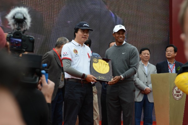 Golfer Tiger Woods of the United States, front right, shows his handprint during a ceremony for a golf exhibition match in Zhengzhou city, central Chinas Henan province, 29 October 2012