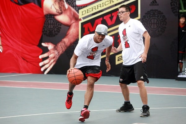 NBA star Derrick Rose of the Chicago Bulls plays basketball with young Chinese players at a meeting with fans during his China tour in Shanghai, China, 23 August 2011.